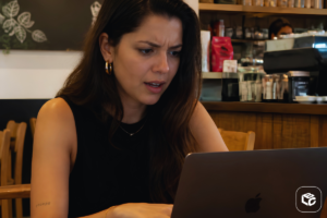 Mulher jovem consultando precatório online em laptop